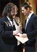 Peter Jackson recibiendo un Oscar Peter Jackson recibiendo un Oscar