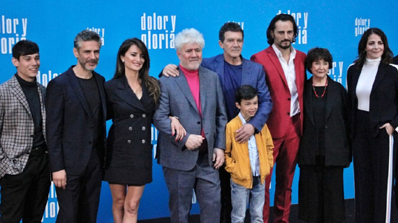 Almodóvar, rodeado de sus actores