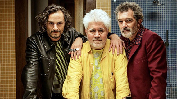 Almodóvar rodeado de dos de sus actores