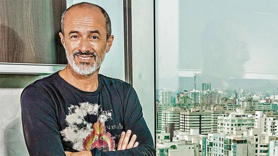 Carlos Alcántara, "Cachín", rey de la taquilla peruana con su saga "Asu Mare"