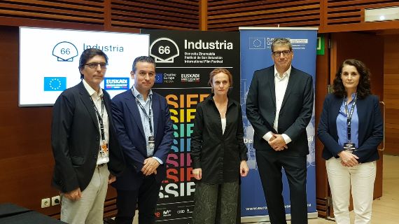 Fernando Juan Lima, Jacobo Martín Fernández, Beatriz Navas, Ralph Haiek y Viviana Dirolli en la firma del acuerdo entre Argentina y España