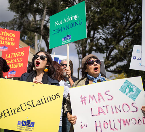 Organizaciones latinas protestan ante la Paramount
