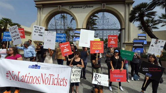 Organizaciones latinas protestan ante la Paramount