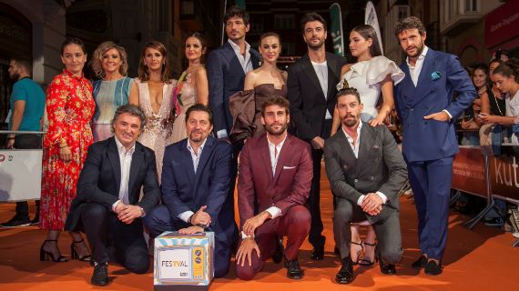 Elenco y productores de "Velvet Colección" junto a Joseba Fiestras, director del FesTVal, en la alfombra naranja