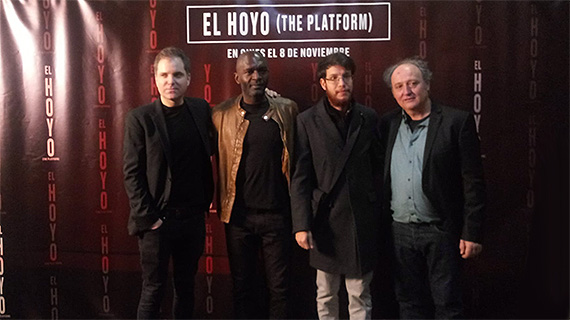 Carlos Juárez (dcha), con parte del equipo de "El hoyo"