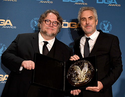 Cuarón recibe el premio de manos de su "cuate" Del Toro (AFP)
