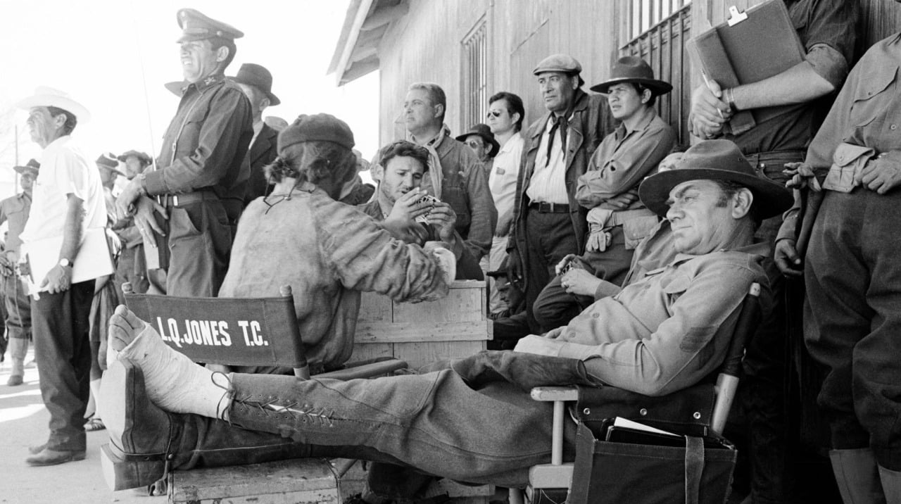 Descanso en el rodaje de "Grupo salvaje" en Durango